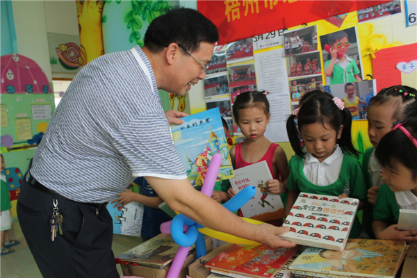梧州市總工會黨組書記、常務(wù)副主席朱明勝在梧州市總工會到梧州高新區(qū)雙語實驗學(xué)校開展關(guān)愛農(nóng)民工留守活動中為孩子們送上學(xué)習(xí)用具
