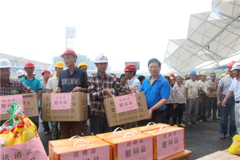 市總工會黨組書記、常務(wù)副主席為在建體育場農(nóng)民工送清涼